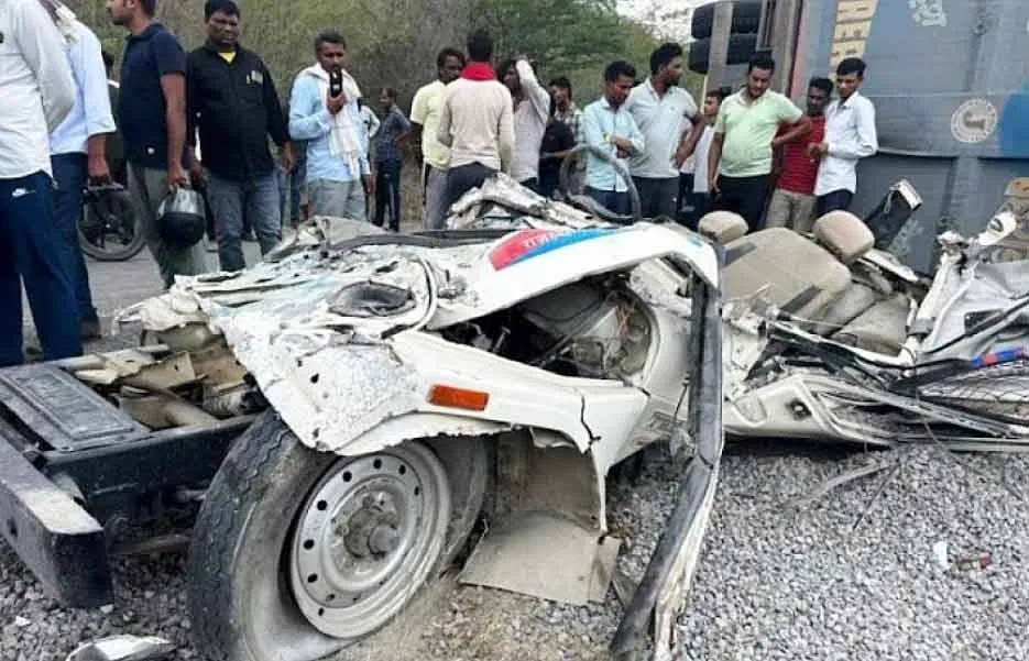 Sikar Accident: ग्रिट से भरा ट्रेलर पुलिस जीप पर पलटा, पापड़ की तरह पिचकी पुलिस जीप, 3 मरे!