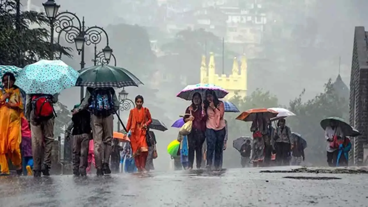 हिमाचल के कई हिस्सों में बारिश व हिमपात, तापमान में गिरावट