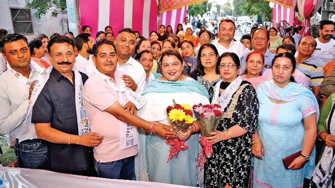 Aam Aadmi Party: भाजपा को झटका, भाजपा नेता अजय चौधरी व राकेश कुकरेजा सैकड़ों परिवारों सहित ‘आप’ में शामिल