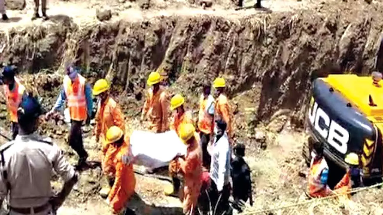 Rewa News: बोरवेल में ज़िंदगी की जंग हारा मासूम