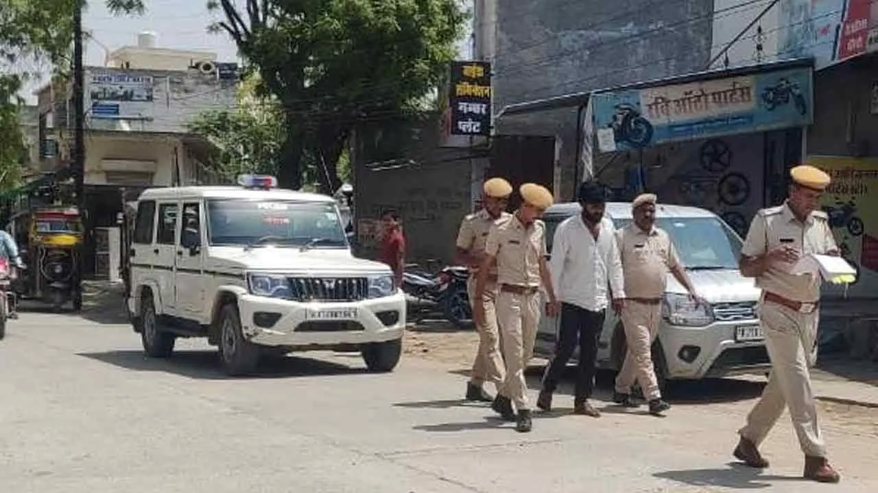व्यापारी से फिरौती मांगने और जान से मारने की धमकी देने के आरोप में गिरफ्तार आरोपी को पुलिस ने किया न्यायालय में पेश