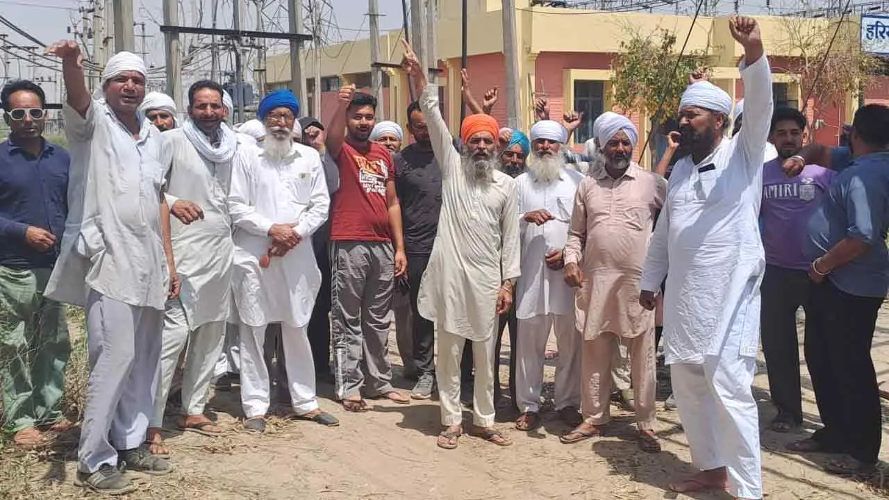 ग्रामीणों ने बिजली निगम के खिलाफ किया प्रदर्शन