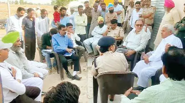 Lok Sabha Election 2024: ग्रामीणों में आक्रोश, मतदान का किया बहिष्कार, प्रशासन के फूले हाथ पांव !