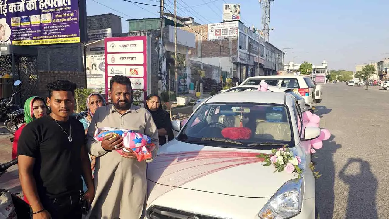 पोती को लेने कार सजाकर अस्पताल पहुंचा दादा