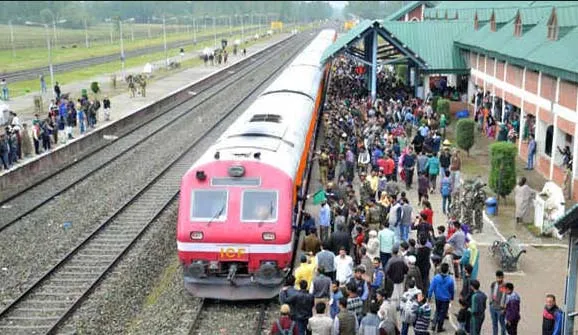 एक्सप्रेस ट्रेन में बम की सूचना से मचा हड़कंप