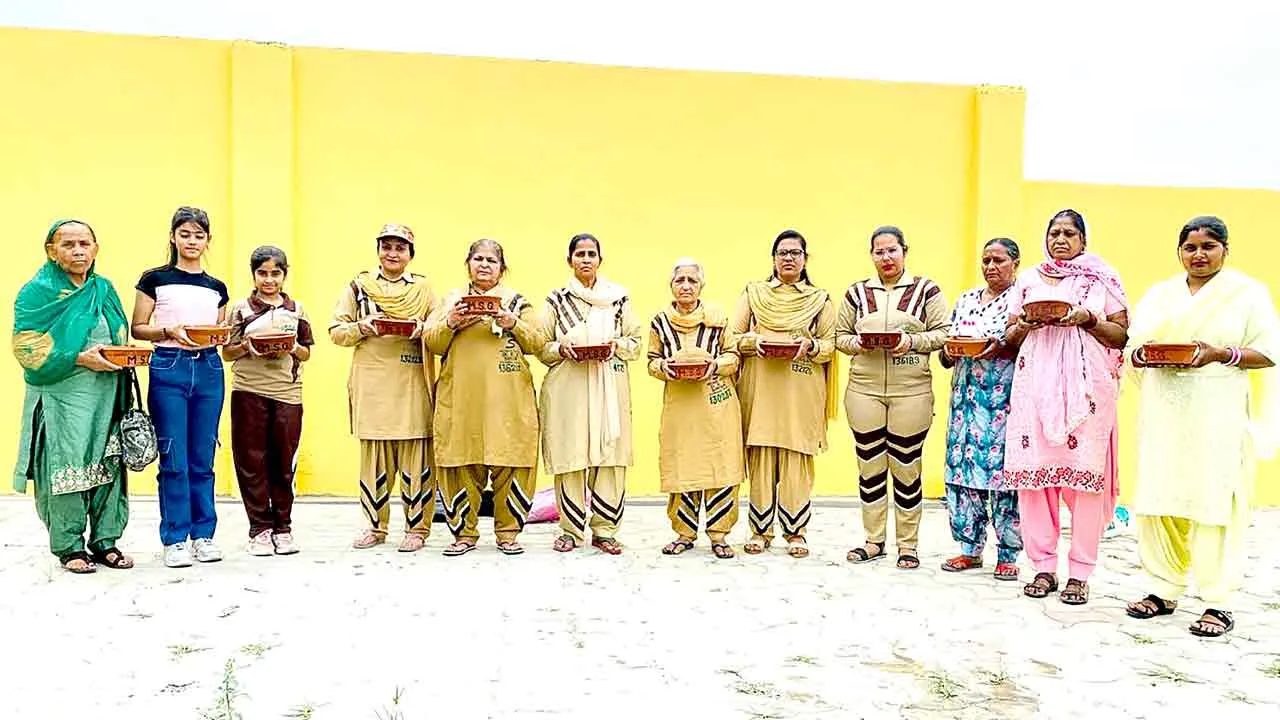 अपनी औलाद की तरह करते हैं ये पक्षियों की देखभाल
