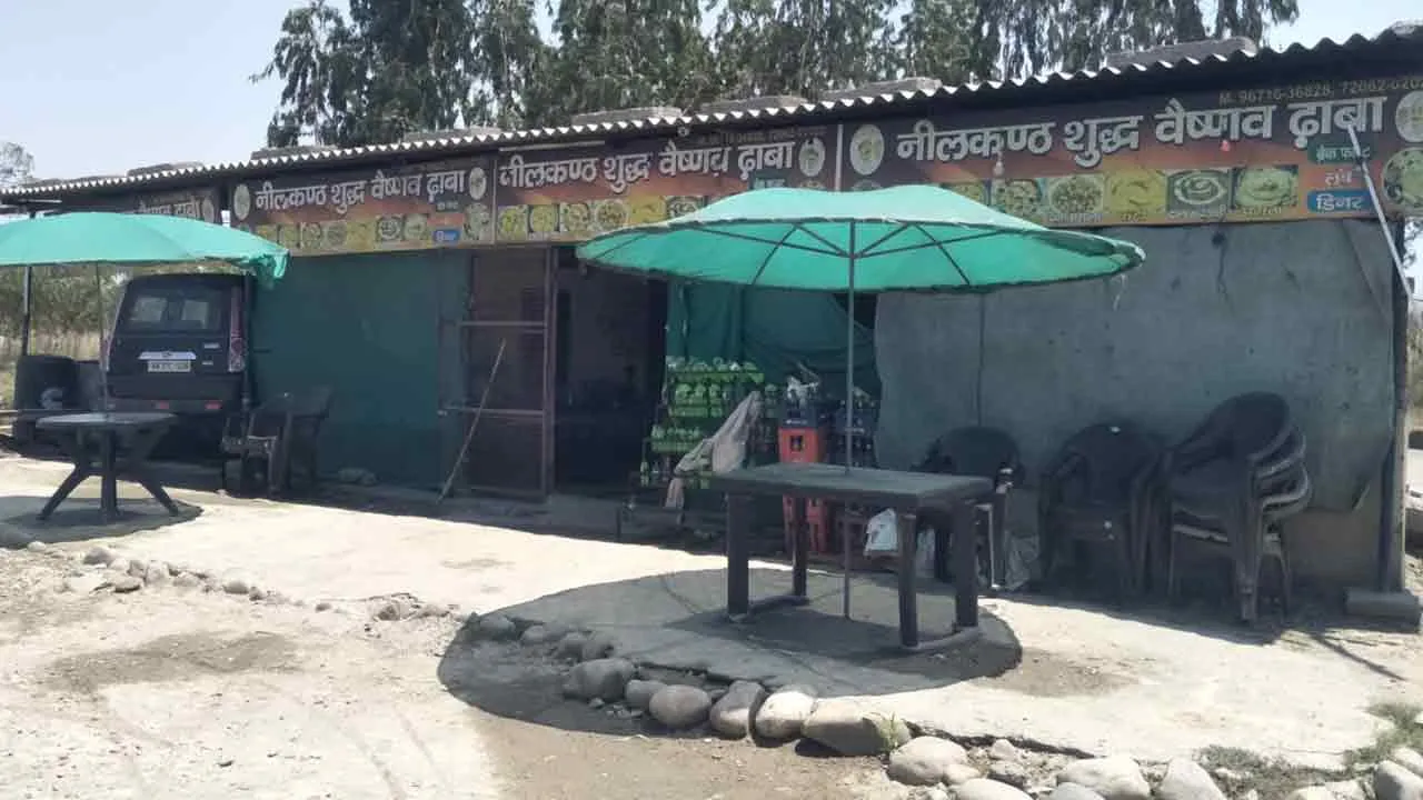 सिंगारा सिंह के ढाबे पर हर चीज में मक्खन खाने के बाद फ्री पिलाते छाछ