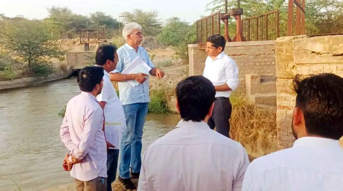 Aapni Yojana: अतिरिक्त संभागीय आयुक्त ने धन्नासर में आपणी योजना का किया निरीक्षण