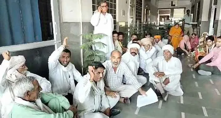आटा चक्की को बंद करवाने पर उतारु नगर परिषद अधिकारी, कॉलोनीवासियों ने किया धरना-प्रदर्शन