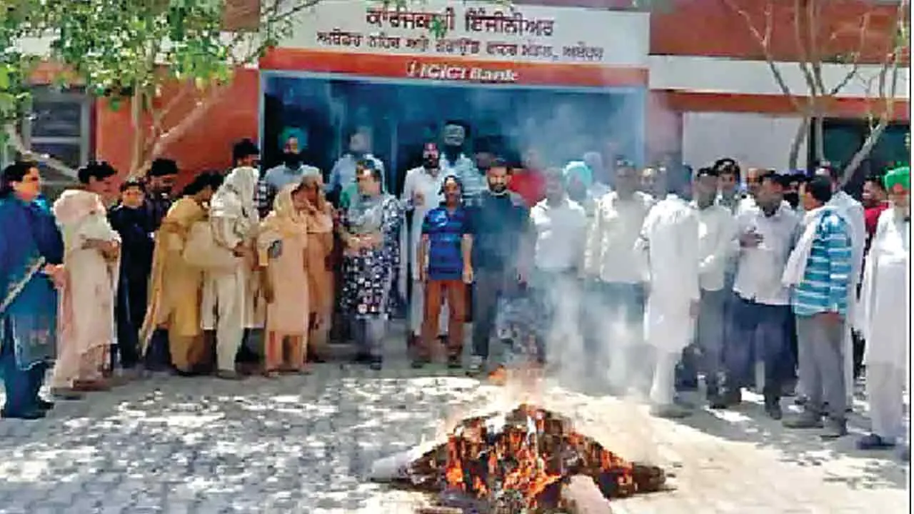 कामकाज ठप्प कर अनिश्चितकालीन हड़ताल पर डटे पटवारी, किया प्रदर्शन