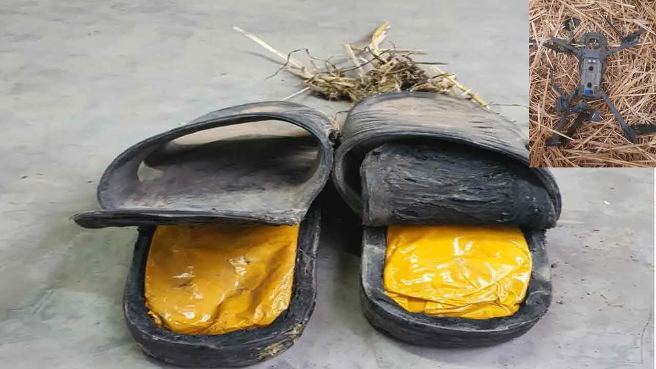 चप्पलों में छिपाकर रखे हेरोइन के 2 पैकेट बरामद