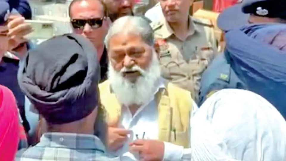 Haryana : …जब किसानों ने रोका पूर्व गृहमंत्री अनिल विज का रास्ता! ”वोट चाहिए तो बीजेपी छोड़कर हमारे पास आ जाएं!”