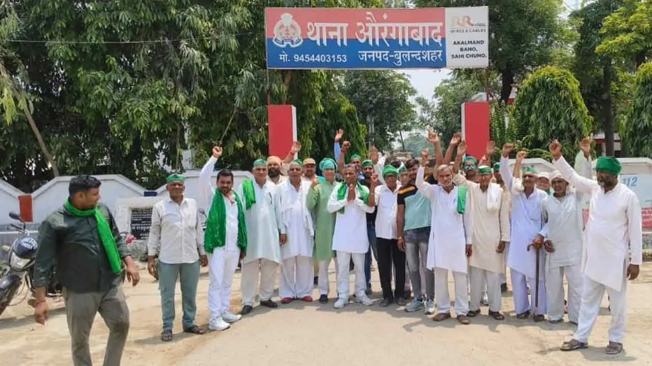 किसानों ने किया थाने पर विरोध प्रदर्शन