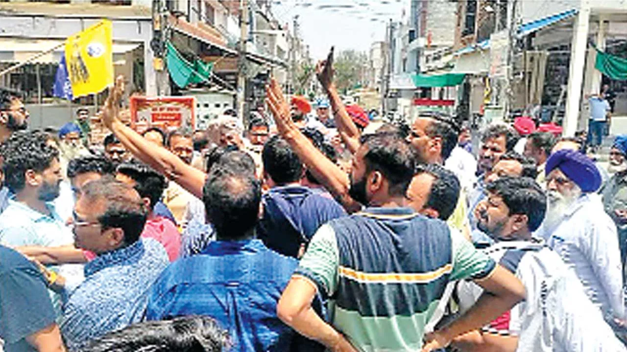 व्यापारियों ने बाजार बंद कर किया रोष प्रदर्शन, की नारेबाजी