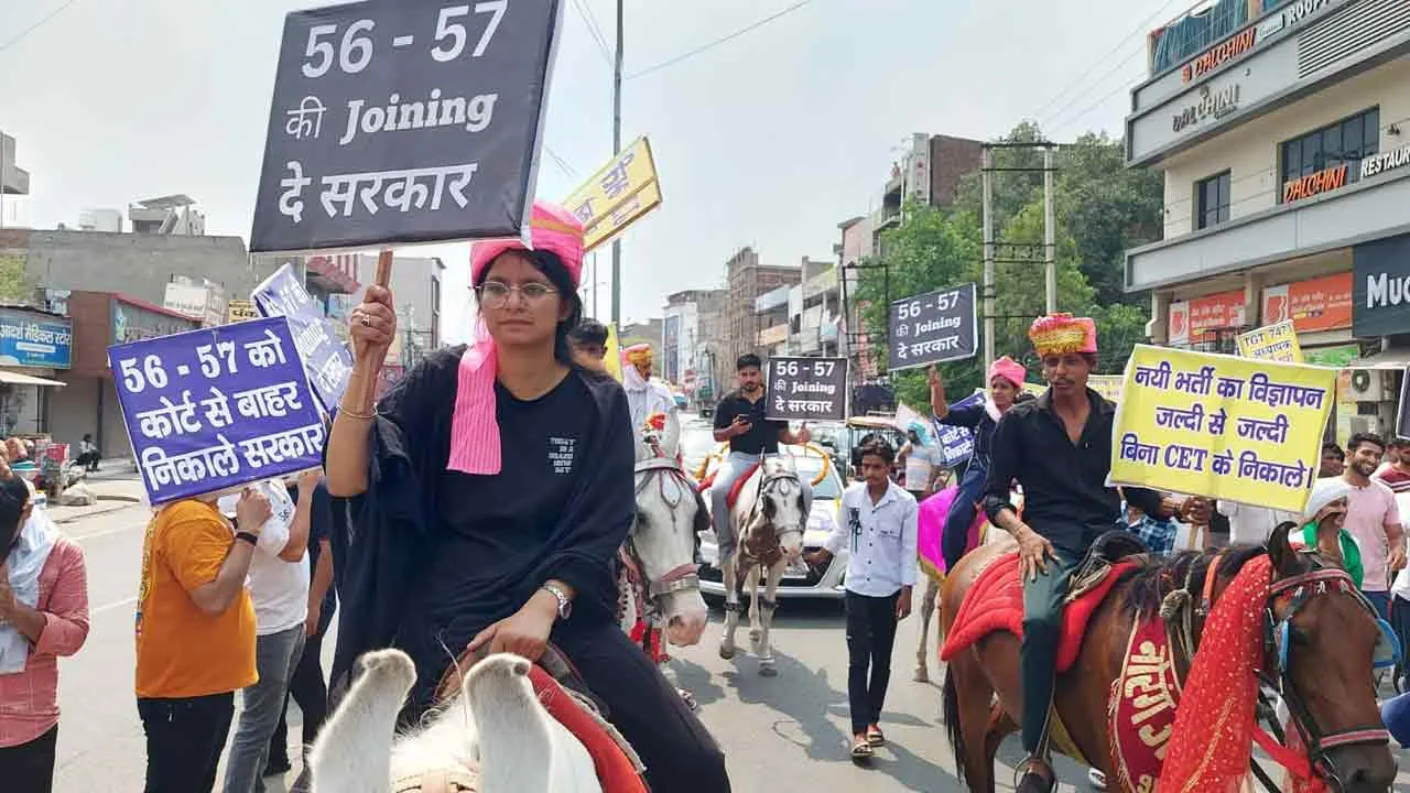 दर्जनों दुल्हों ने घोड़ी और बग्घियों पर बैठ कर मांगा रोजगार, देखें
