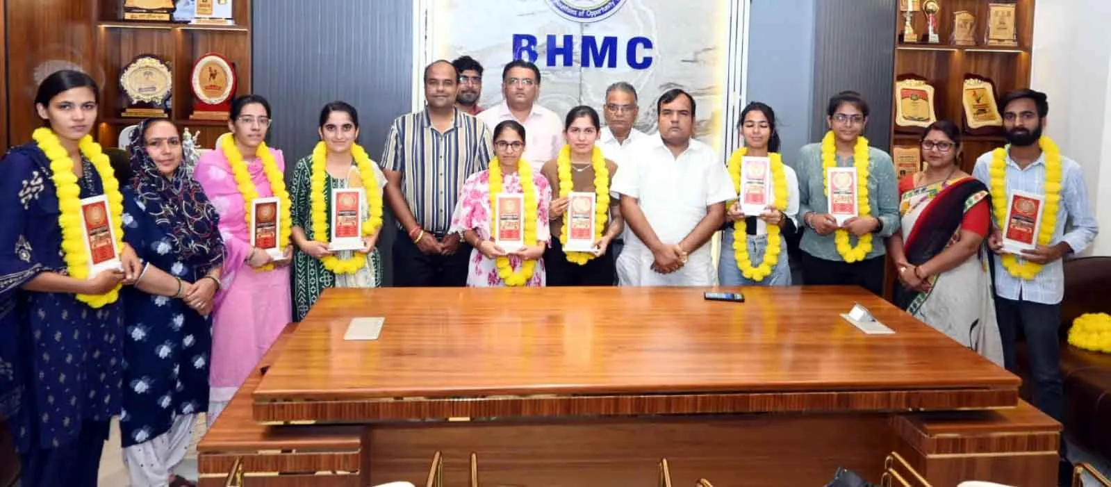 पीजी कक्षाओं में लहराया सफलता का परचम, यूनिवर्सिटी टॉपर्स का अभिनंदन