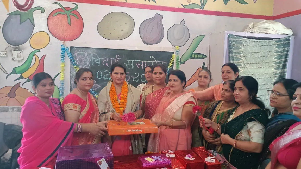 आंगनबाड़ी कार्यकत्री को भावभीनी बिदाई दी