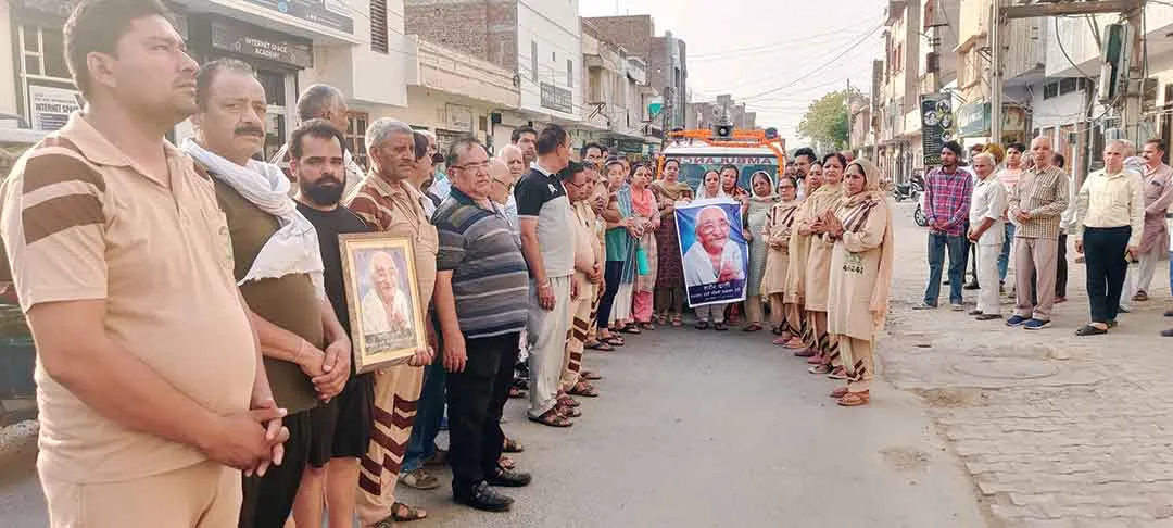 Sirsa: साध-संगत ने पुष्पवर्षा कर नम आंखों से दी देहदानी रूकमणी देवी को रवागनी