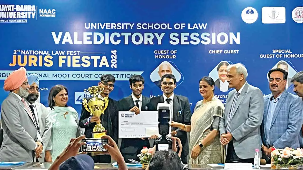 रियात बाहरा यूनिवर्सिटी में करवाए मूट कोर्ट मुकाबले: एमयू राजकोट ने जीती ट्रॉफी
