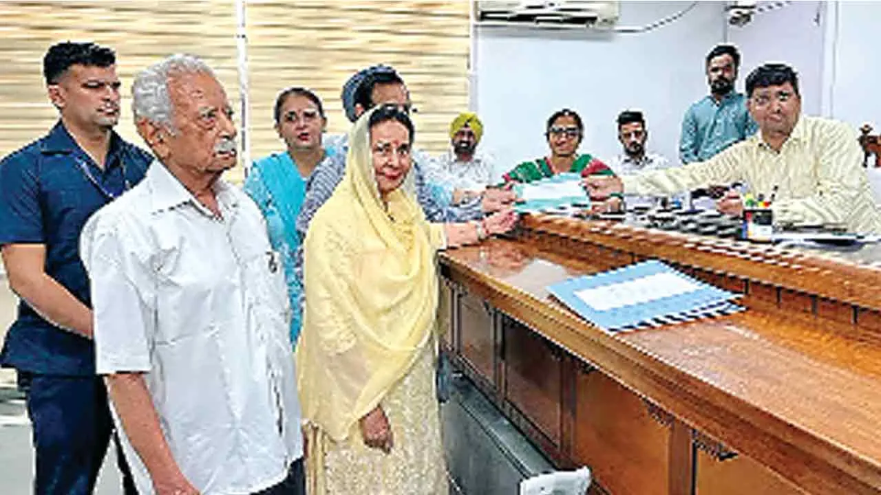 लोकसभा चुनाव: परनीत कौर और वडिंग सहित कई दिग्गजों ने भरे नामांकन
