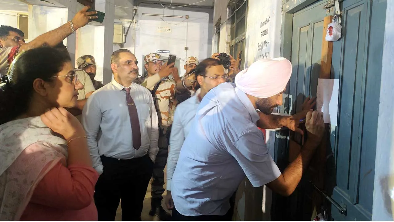 ईवीएम को स्ट्रॉन्ग रूम में किया गया सील