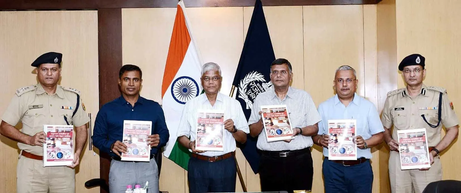 आईओ हैंडबुक व इंवेस्टिगेशन फ्लो चार्ट पोस्टर का विमोचन