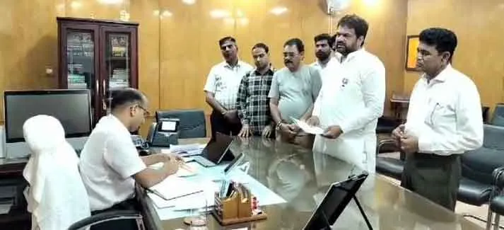 मतदाता सूची की त्रुटियों में संशोधन करने की मांग