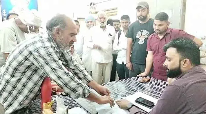 घंटों बिजली सप्लाई न होने से आक्रोशित कॉलोनीवासियों ने किया एईएन का घेराव