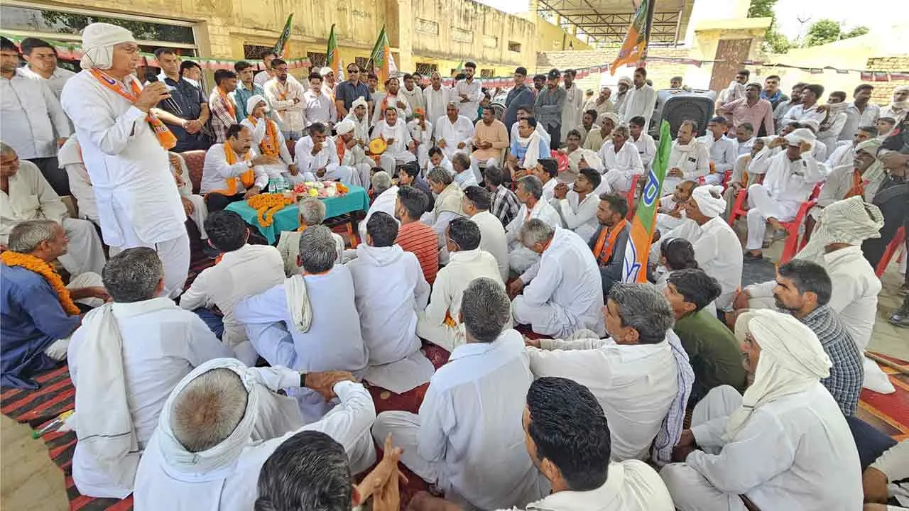 ऐलनाबाद हलका के गांवों में 48 डिग्री तापमान में भी समाजसेवी कप्तान मीनू बैनीवाल का गर्मजोशी से स्वागत, तंवर की जीत का ग्रामीण दे रहे हैं आशीर्वाद