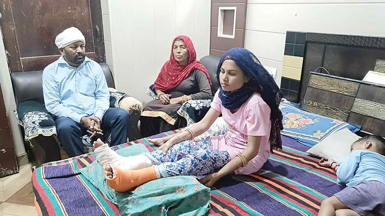 फतेहाबाद में बंदरों के डर से महिला छत से कूदी, दोनों टांगें टूटी
