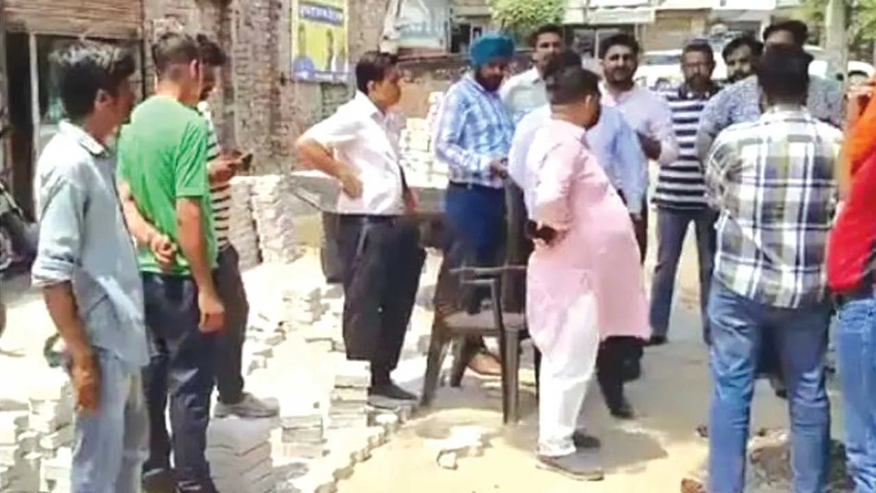 सड़क निर्माण में घटिया टाइलें लगाने का आरोप