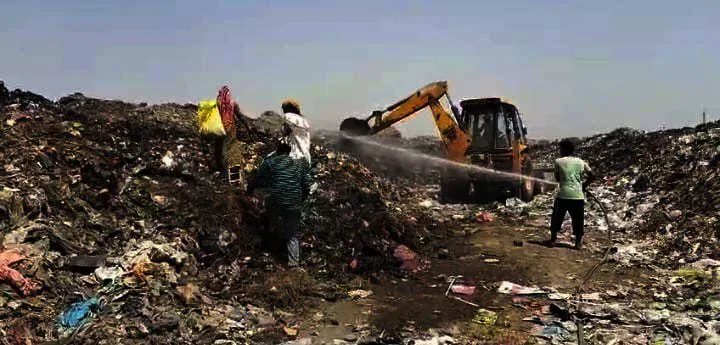 कचरा प्लांट में लगी भीषण आग! आग बुझाने में जुटे चार जेसीबी, पांच दमकल व दो टैंकर