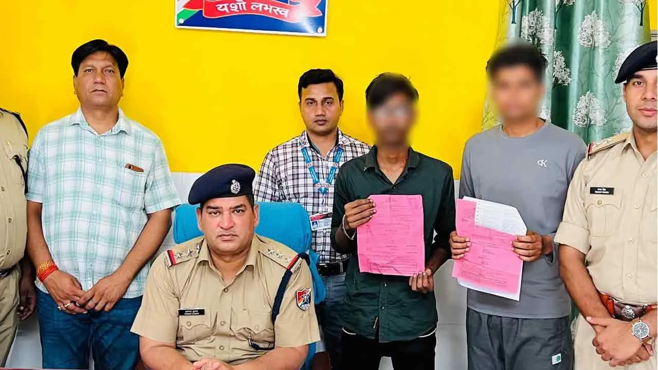 स्टेशन पर तत्काल आरक्षण में दलाली कर रहे रैकेट का भंडाफोड़ , दो पकड़े