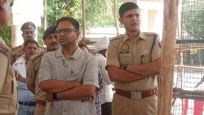 डीएम, एसएसपी ने मतगणना को लेकर स्ट्रांग रूम का किया निरीक्षण