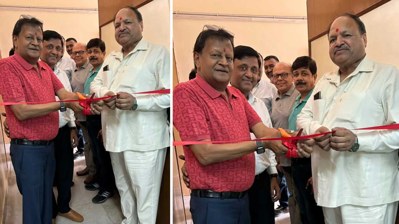 पूर्व रोटरी गवर्नर डॉ सुभाष जैन ने रिबन काटकर किया कंप्यूटर लैब का उद्घाटन