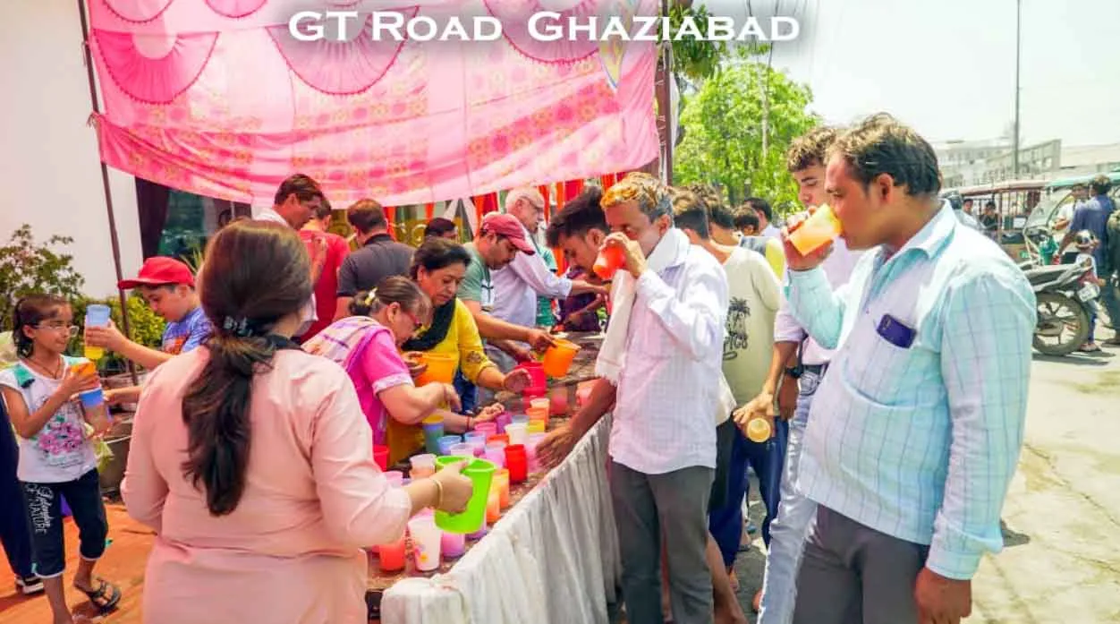 तपती गर्मी में डेरा अनुयाई जगह-जगह बुझा रहे राहगीरों की प्यास