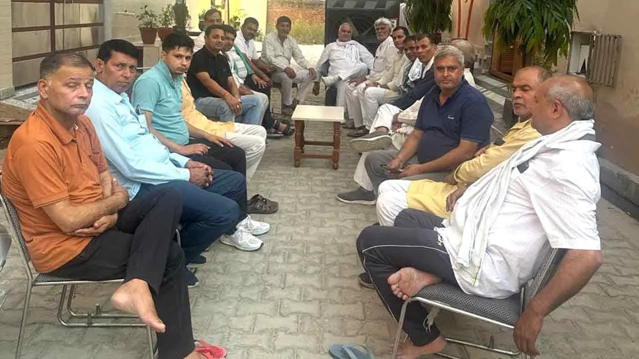 फौजी के पिता ने बिल्डर पर रुपए ऐंठने के बावजूद रजिस्ट्री न कराने का लगाया आरोप, भाकियू से की शिकायत