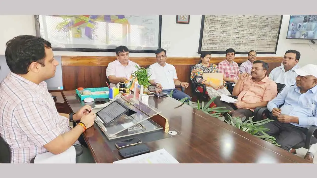 अफसर जन समस्याओं के समाधान को  24 घंटे अलर्ट रहें :विक्रमादित्य सिंह मलिक