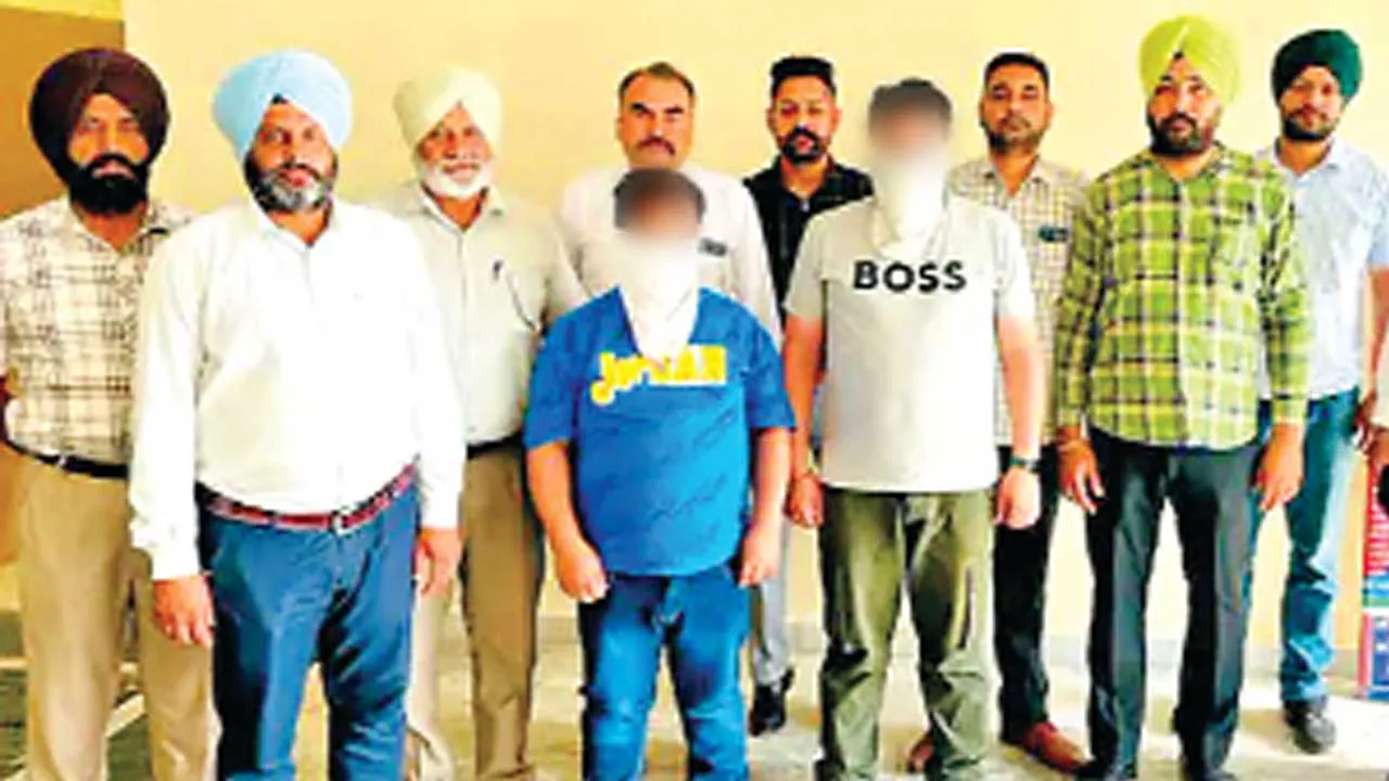 अपराध: 2 लाख 25 हजार रूपये की रिश्वत लेते दो आरोपी गिरफ्तार