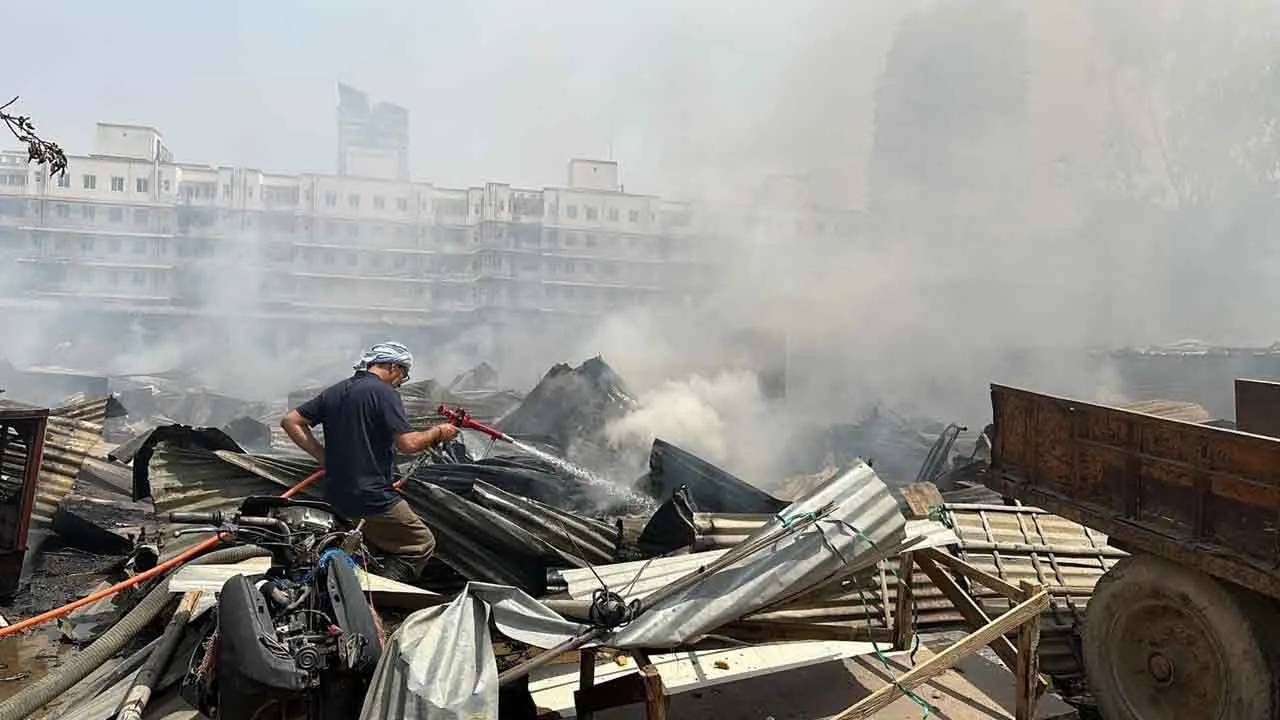 Fire: आग लगने से सेक्टर-65 में बनी 60 झुग्गियां जलकर राख कड़ी मशक्कत से बुझाई आग