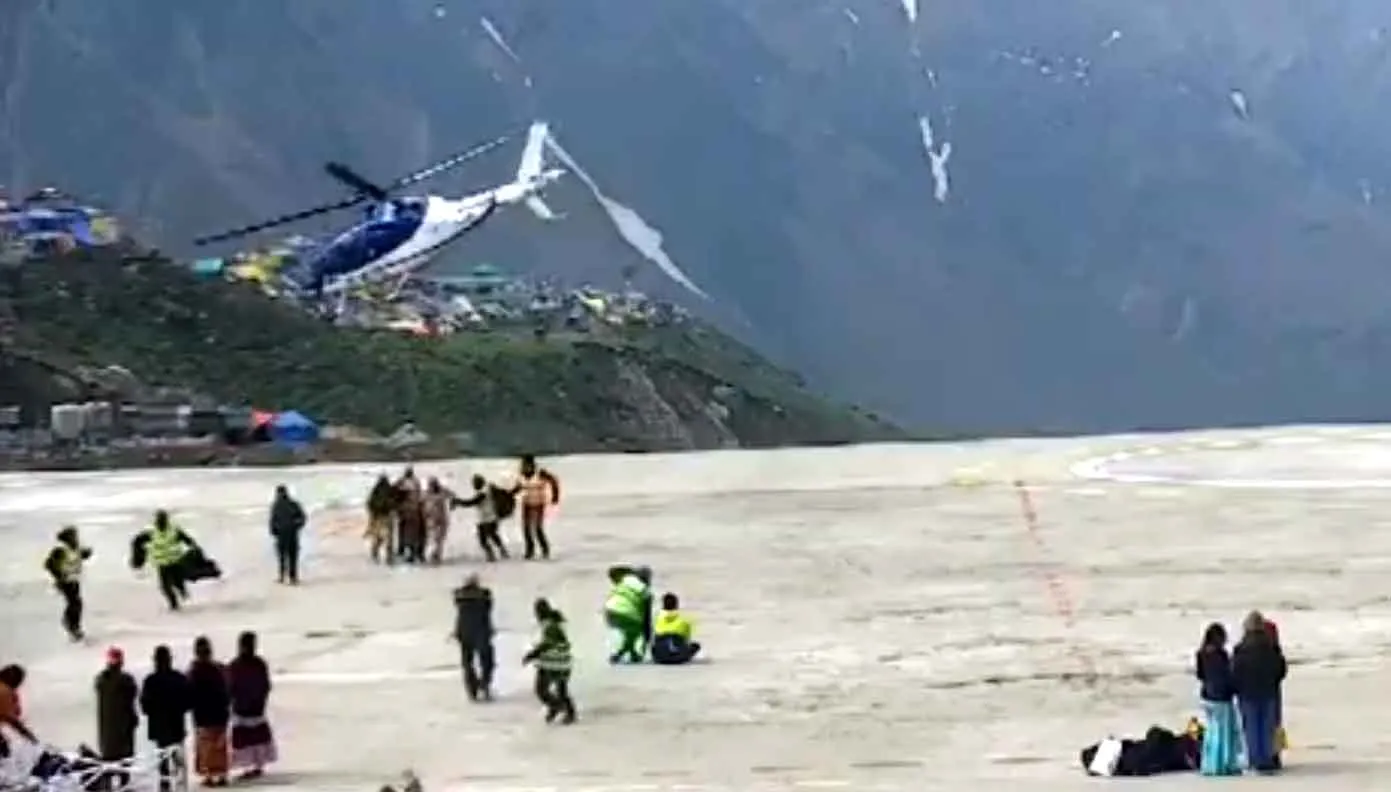 Helicopter Emergency Landing: हेलीकॉप्टर में केदारनाथ जा रहे तीर्थयात्री बाल-बाल बचे!