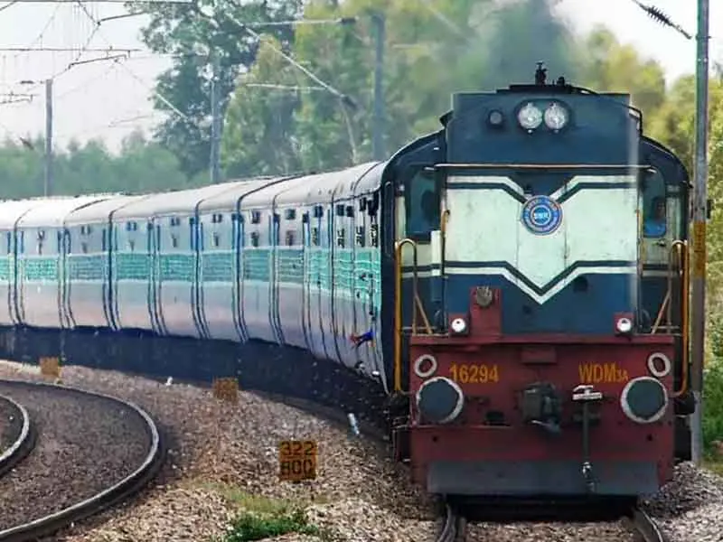 Indian Railways: पैसेंजर ट्रेन का इंजन फेल