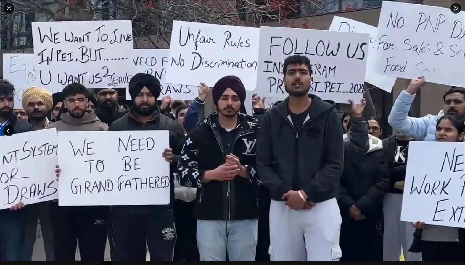 Indian Students Protest in Canada: कनाडा सरकार ने किया भारतीय छात्रों को वर्क परमिट से वंचित!