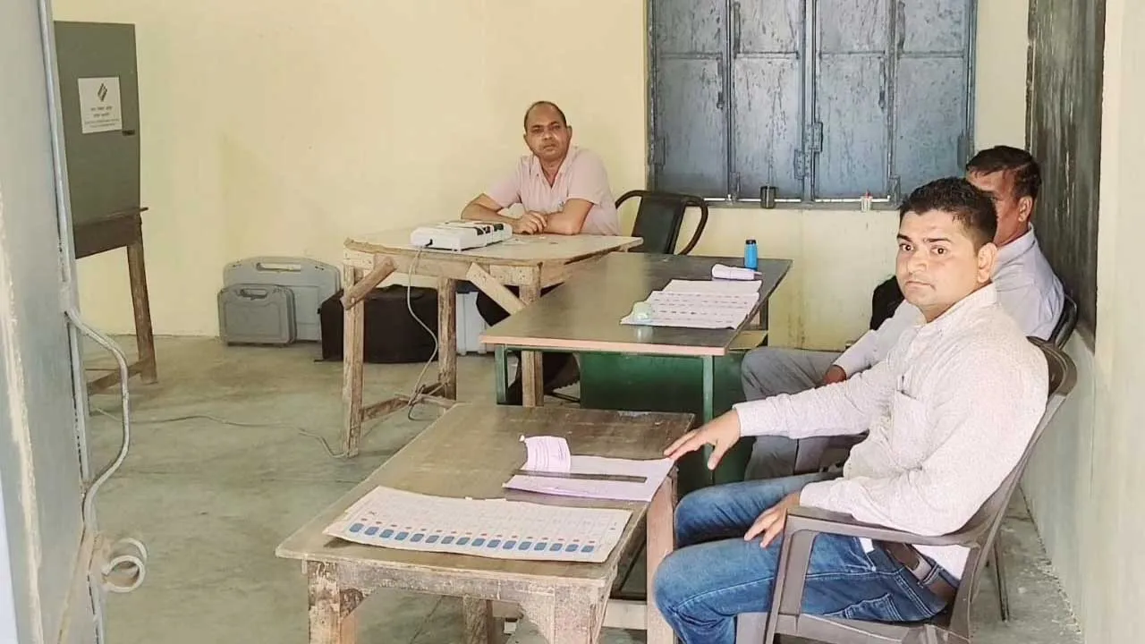 पुल न बनने से परेशान ग्रामीणों ने मतदान का किया बहिष्कार