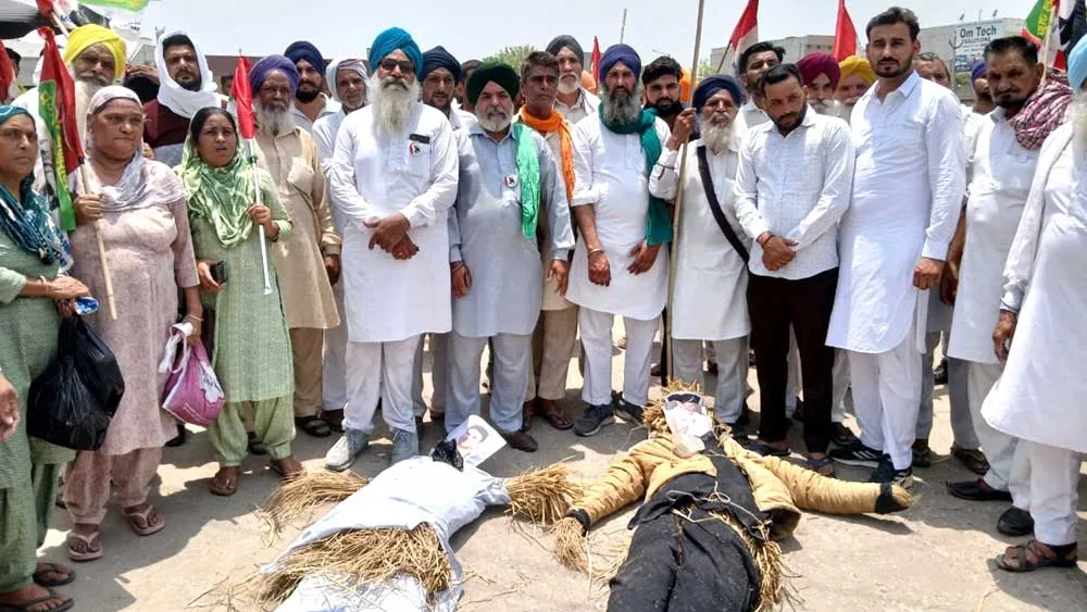 Farmers Protest: मामला दर्ज करने के विरोध में किसानों ने पुतले फूंक कर जताया रोष