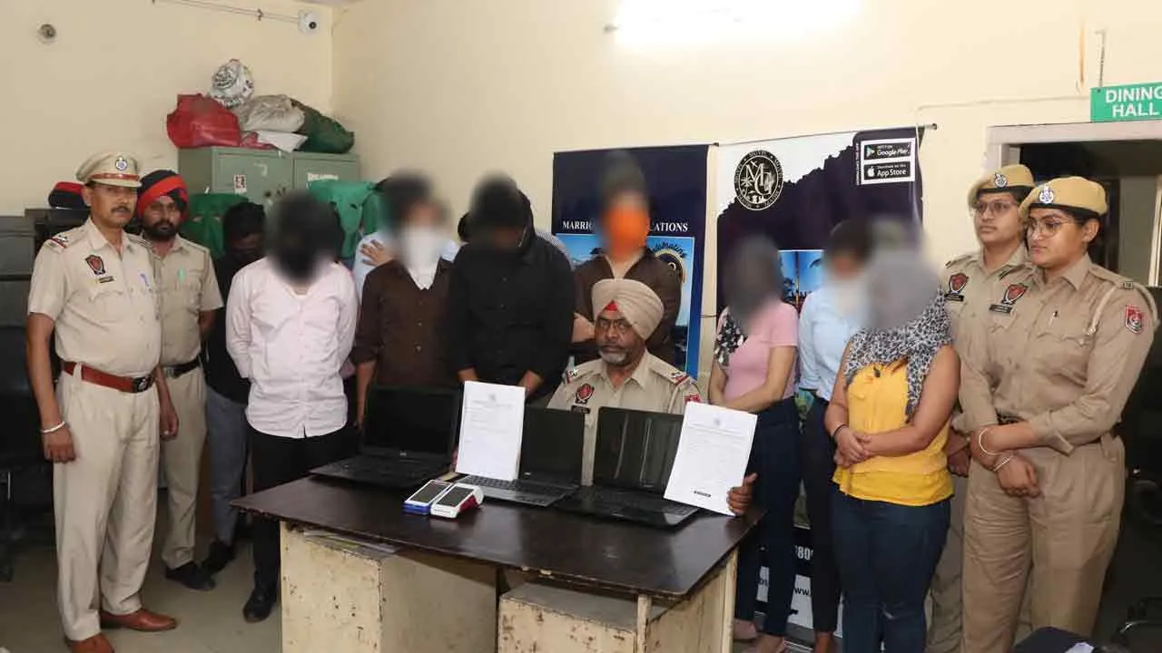 अवकाश योजना के नाम करते थे ठगी, 15 गिरफ्तार