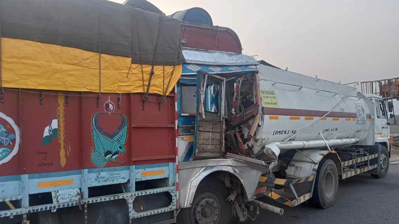 Road Accident: दो ट्रकों की टक्कर, एक चालक की मौत