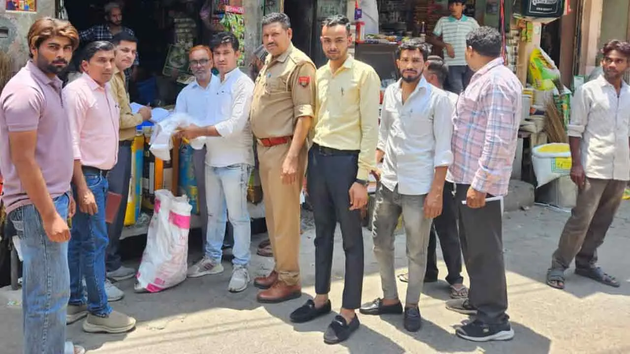 प्रतिबंधित पॉलीथिन के खिलाफ चलाया अभियान, वसूला जुर्माना