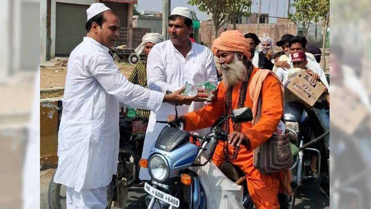 पूर्व सभासद ने राहगीरों को वितरित की ठंडे पानी की बोतलें