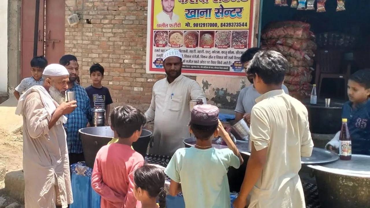 शरबत की छबील लगाकर राहगीरों की बुझाई प्यास